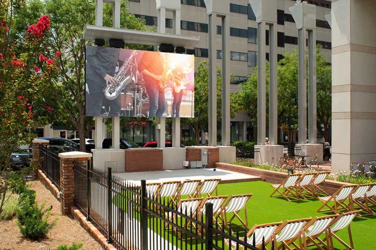 high brightness outdoor led display in urban plaza